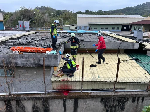 苗栗台13線機車自撞電桿釀2死　1人摔進水溝！1人噴飛掛鐵絲網