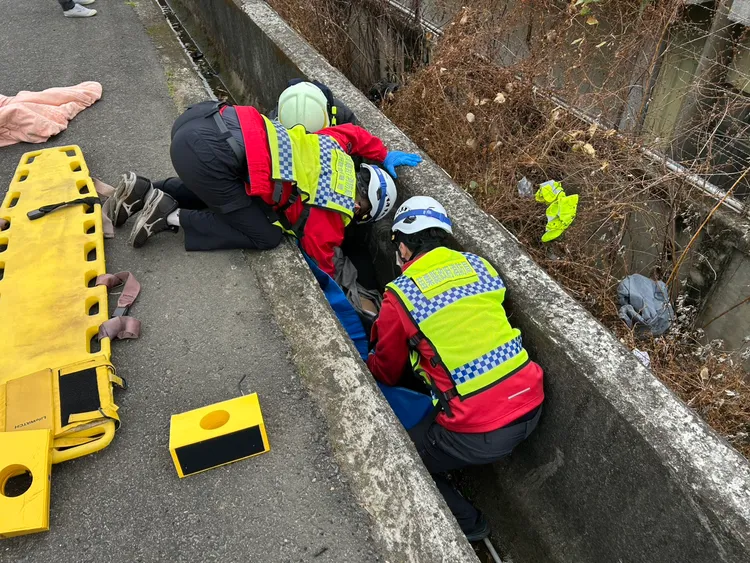 林姓騎士摔進排水溝，送醫不治。民眾提供