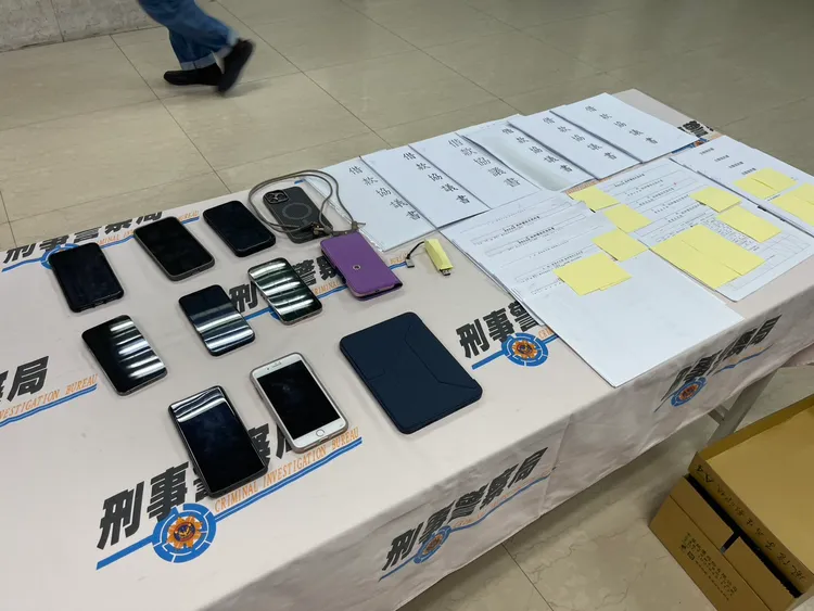 專案小組查扣相關證物。翻攝畫面