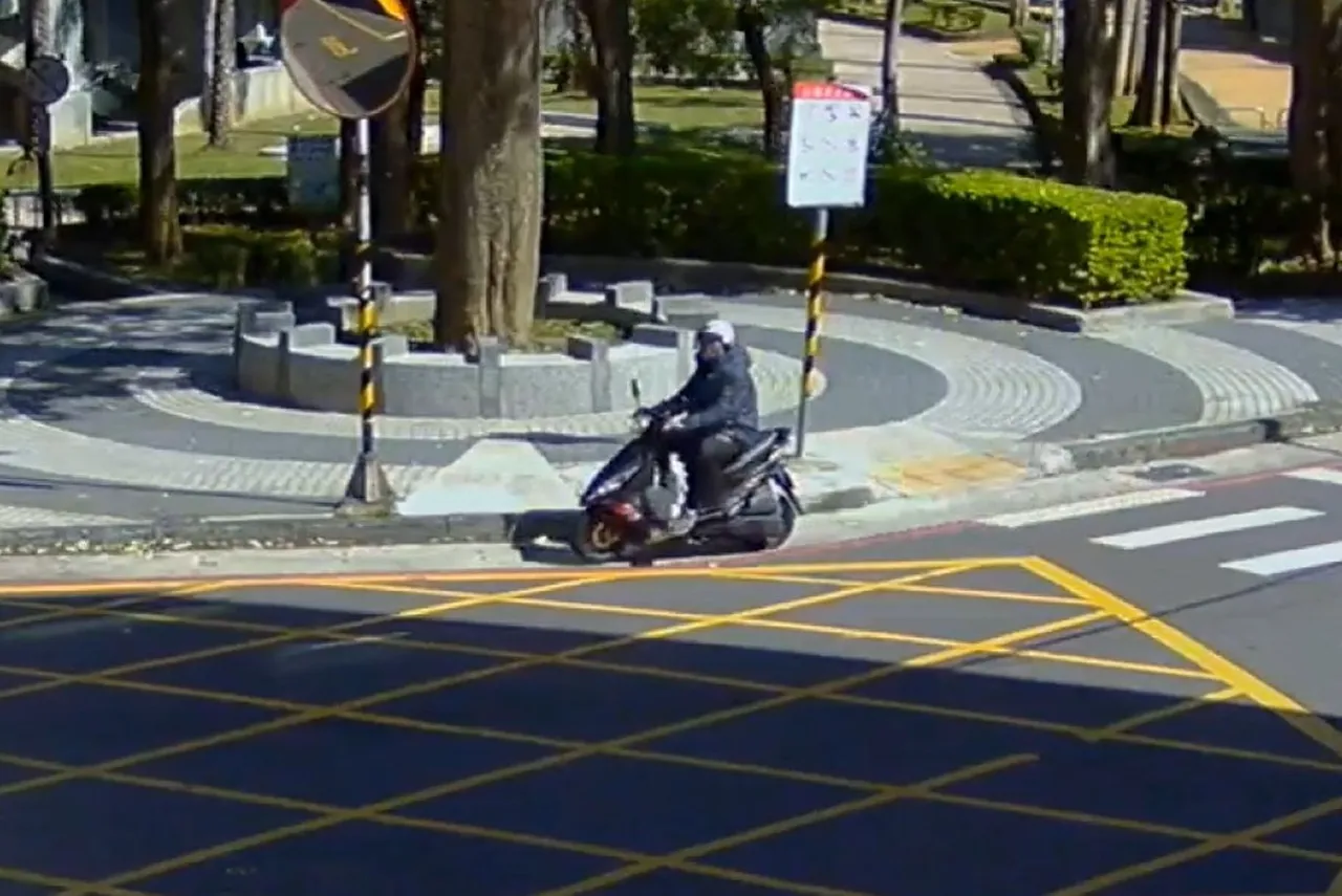 騎車逃逸的歹徒。翻攝畫面