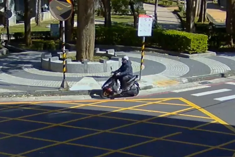 騎車逃逸的歹徒。翻攝畫面