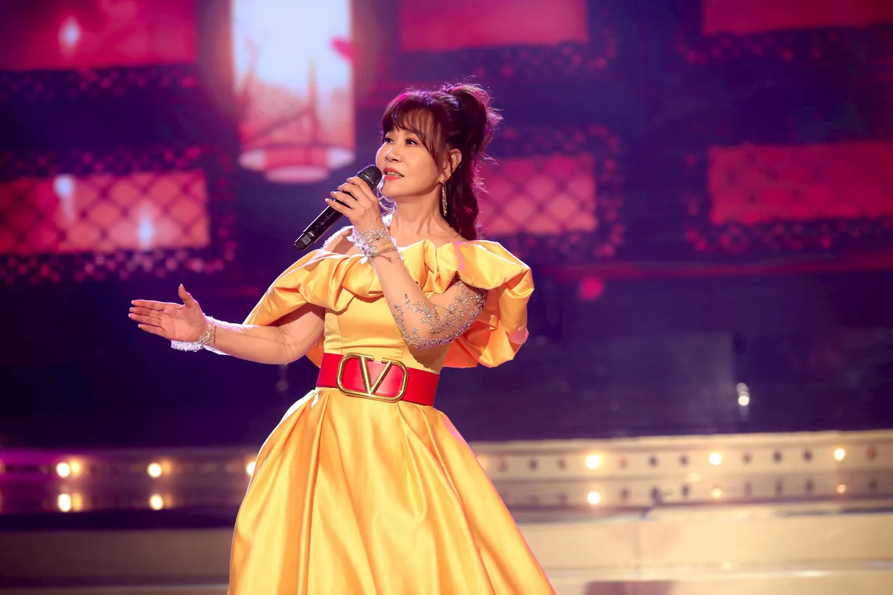 龙千玉在歌曲结束时，即兴喊：「四哥，不要这样到处骂人丑八怪啦。」民视提供