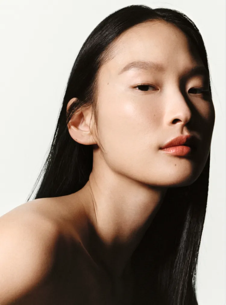 愛馬仕推出首款底妝光采霧感保養粉底。品牌提供