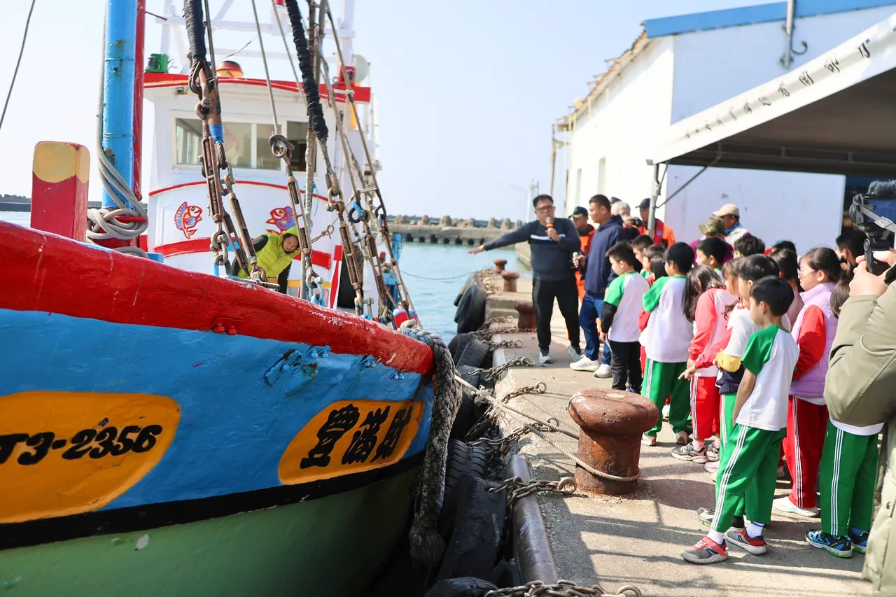 蚵寮國小學生參觀拍賣魚市場。翻攝畫面