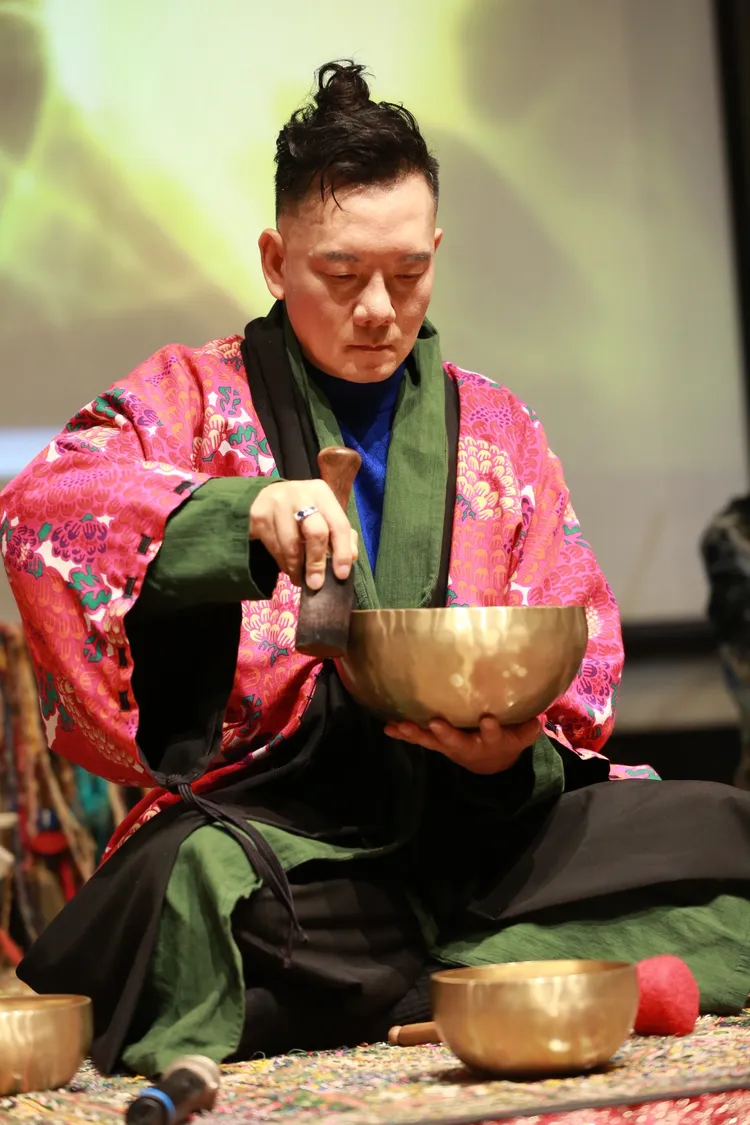 田定豐近年積極推行頌缽的聲波療癒力。莊宗達攝