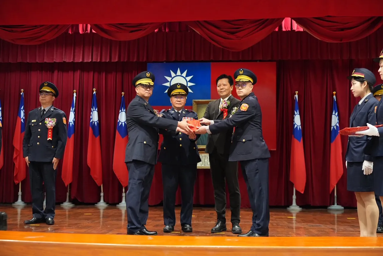 現任淡水分局長謝明杰(左1)、新北警局局長方仰寧(左2)、副市長朱惕之(右2)、現任交通警察大隊長李仁寧(右1)。翻攝畫面