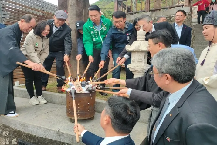 活動的最後進行的繪馬、祈願木、人形的奉燒式，將大家的心願一起送上天際，也為參與的民眾求來一整年的好運。翻攝畫面