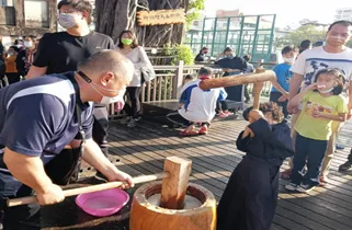 祈願祭活動下午有許多日本童玩體驗吹箭、劍玉、打陀螺，還有搗麻糬。翻攝畫面