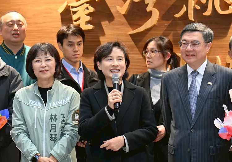 鄭麗君強調，是整個政府大家一起共同努力走到這一步。行政院提供