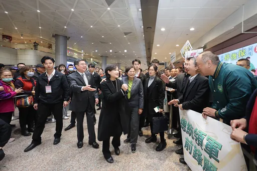 親赴機場接鄭麗君、楊珍妮！卓榮泰：明記者會說明關稅談判