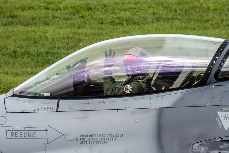 空軍F-16V戰機失聯，飛官辛柏毅上尉疑跳傘，好友分享他昔日英姿照，祈求他平安歸來。IDF經國號臉書粉專授權提供