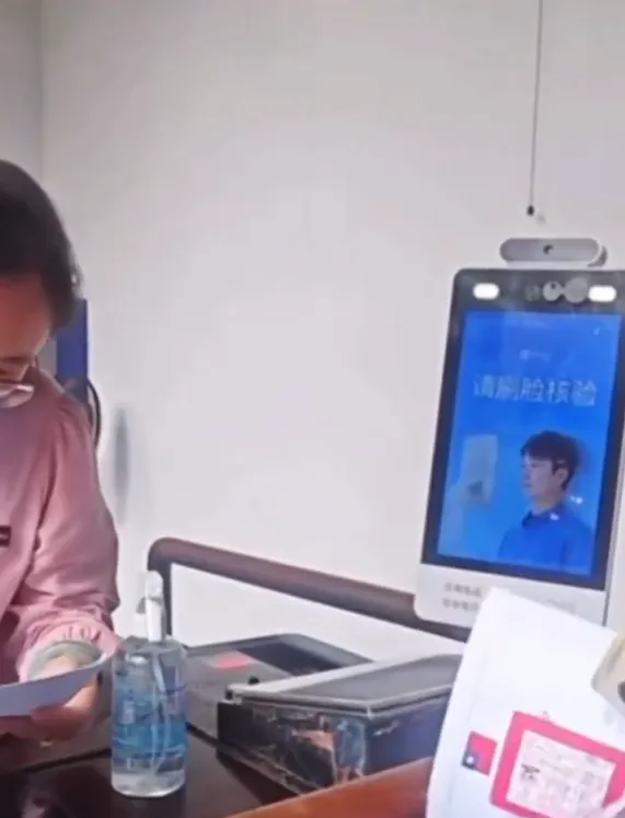 男子自稱持退伍令享遍軍人優惠。翻攝自X