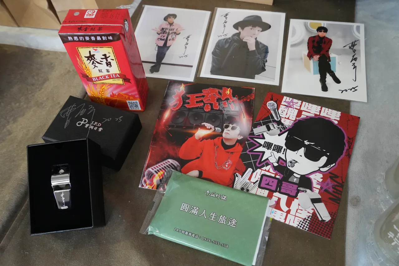 曹西平簽名照。彭欣偉攝