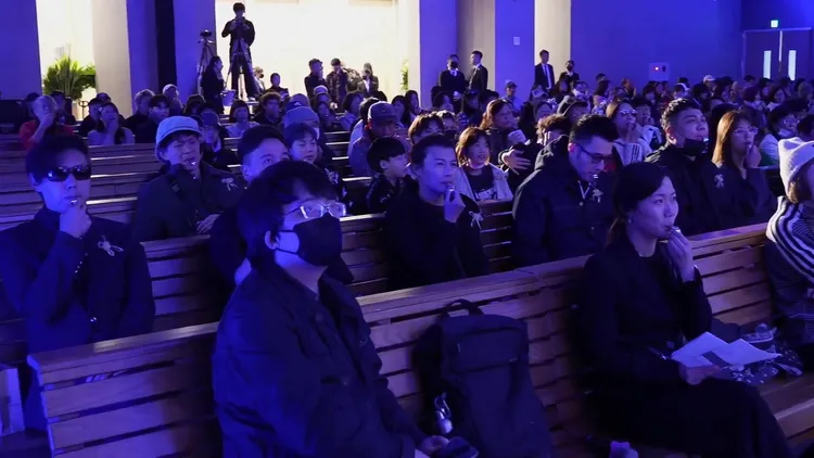 包偉銘（左）等眾多朋友吹哨子紀念曹西平。翻攝Jeremy穿洞日常臉書