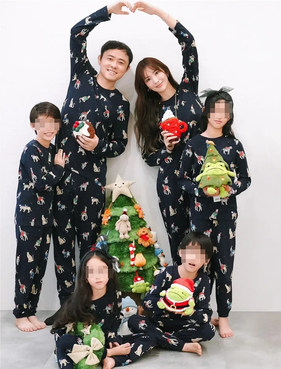 吳佩慈、紀曉波與4個小孩1年多前拍全家福照。