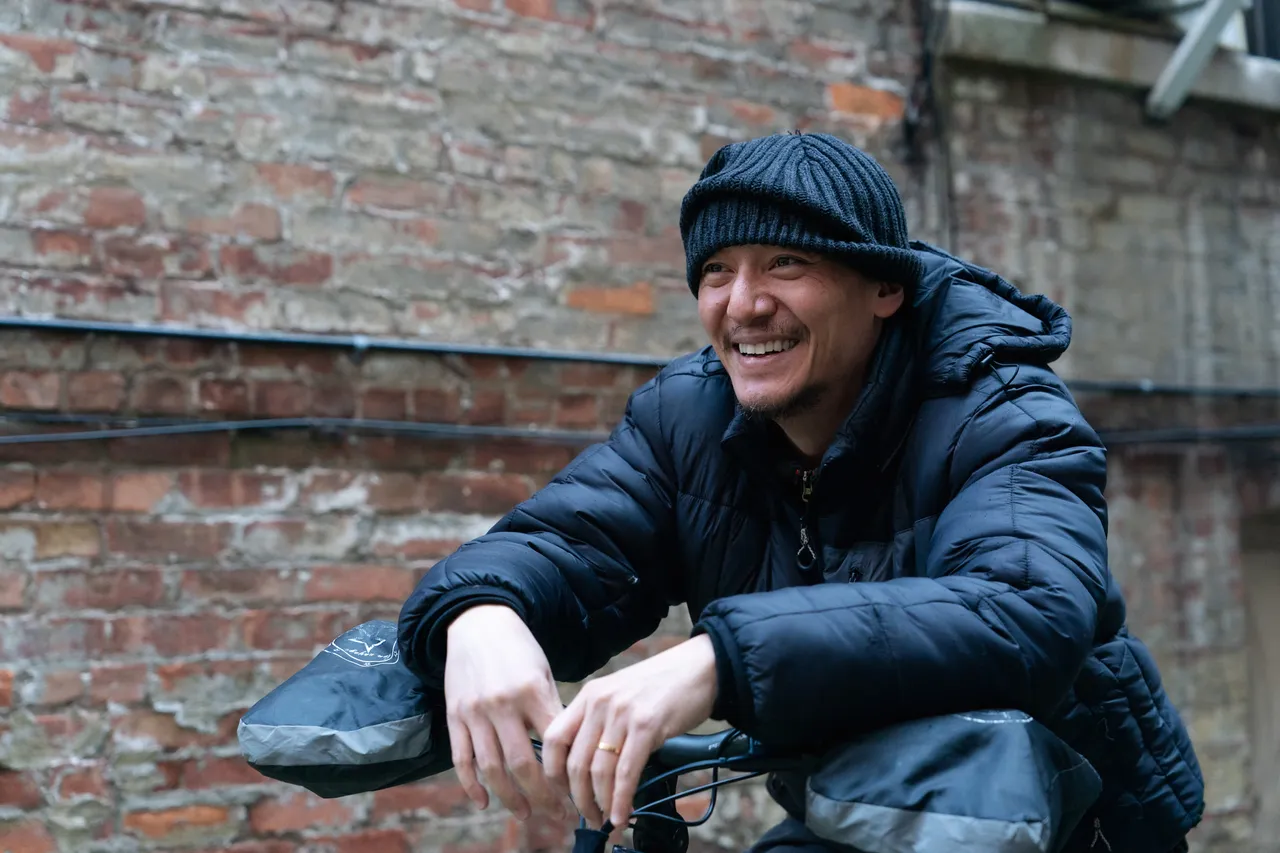 張震在《幸福之路》開拍前每天跑步瘦身、觀察紐約外送員的工作日常。甲上提供