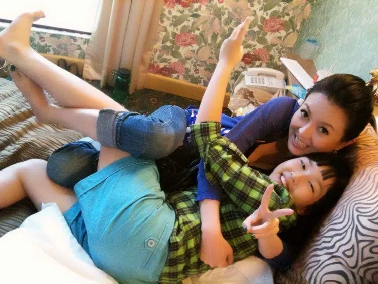 苗可麗與幼時女兒。經紀人提供