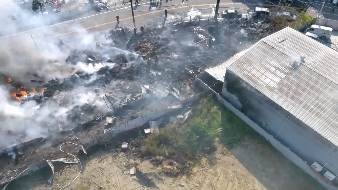 立保保全办公室厂房大火，所幸火势顺利扑灭，无人伤亡。翻摄画面