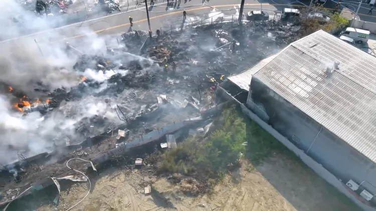 立保保全辦公室廠房大火，所幸火勢順利撲滅，無人傷亡。翻攝畫面