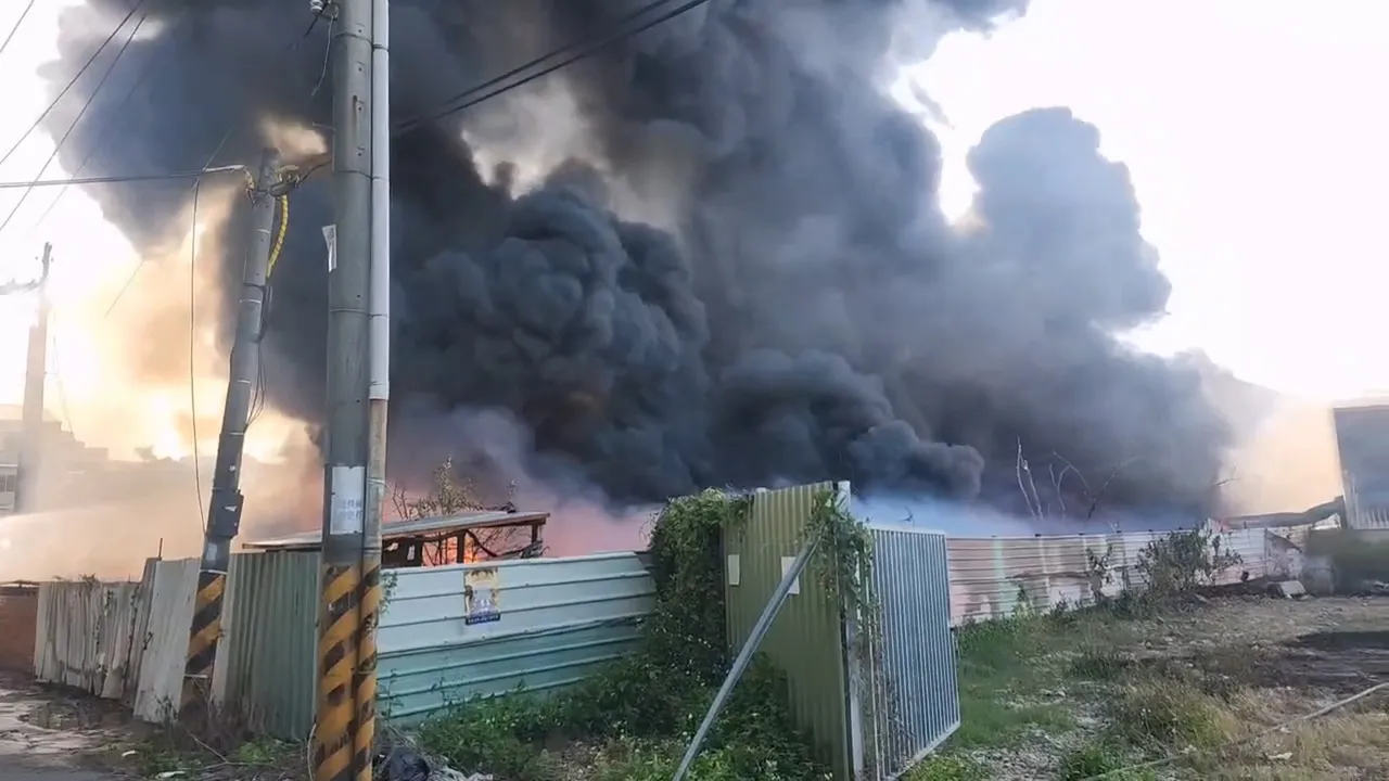 立保保全办公室厂房大火，黑烟冲天。翻摄画面