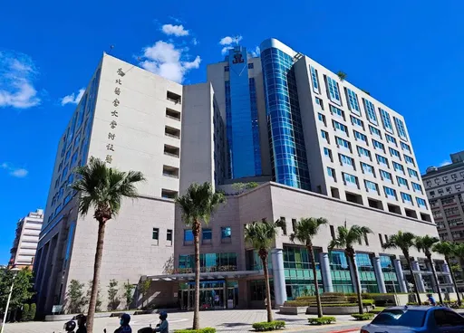 台北街頭男子隨機攻擊　路人無端挨拳！警到場制伏釐清中