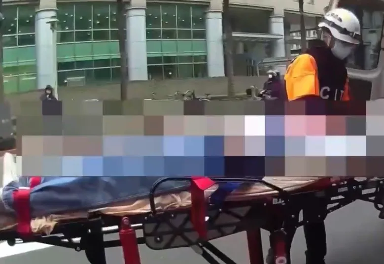 黄男情绪不稳被警方压制管束后送医治疗。翻摄画面