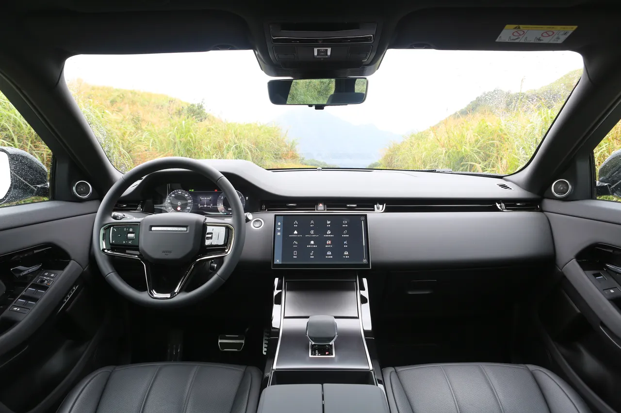 Evoque P250 Dynamic SE都會魅影版車室以檀木黑頂棚與精緻皮質包覆，塑造簡約奢華的都會氛圍，駕馭中散發從容與格調。