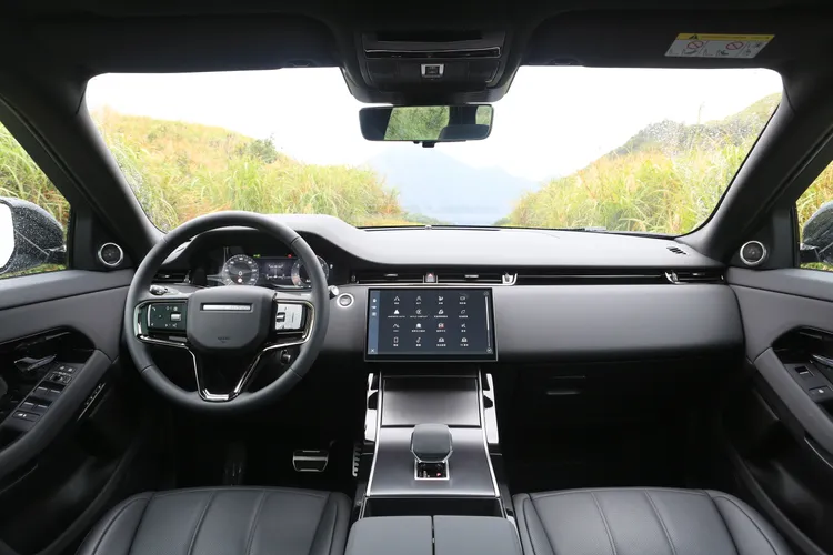 Evoque P250 Dynamic SE都會魅影版車室以檀木黑頂棚與精緻皮質包覆，塑造簡約奢華的都會氛圍，駕馭中散發從容與格調。