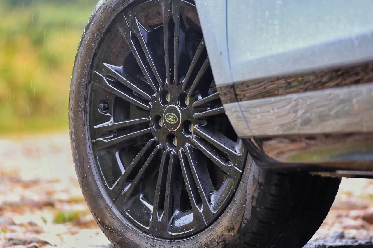 Evoque P250 Dynamic SE都會魅影版搭配20吋亮澤黑色10輻式輪圈。林浩昇攝