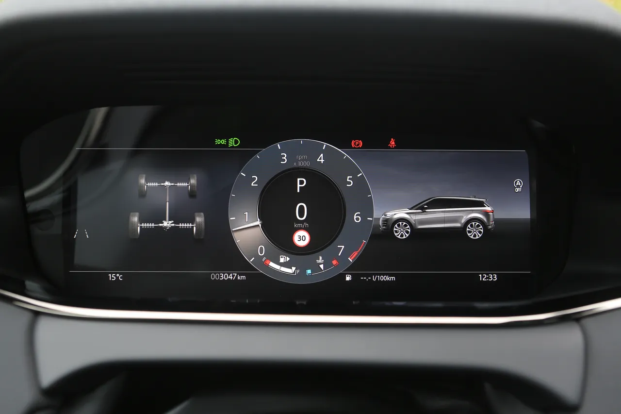 12 吋數位儀錶提供五種顯示介面，圖中的中央單刻度盤模式結合傳統轉速錶與時速數字，兩側可自由選擇顯示車輛資訊，亦可切換導航地圖，操作直覺又充滿科技感。林浩昇攝