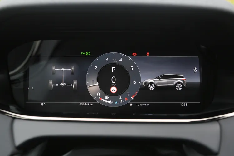 12 吋數位儀錶提供五種顯示介面，圖中的中央單刻度盤模式結合傳統轉速錶與時速數字，兩側可自由選擇顯示車輛資訊，亦可切換導航地圖，操作直覺又充滿科技感。林浩昇攝