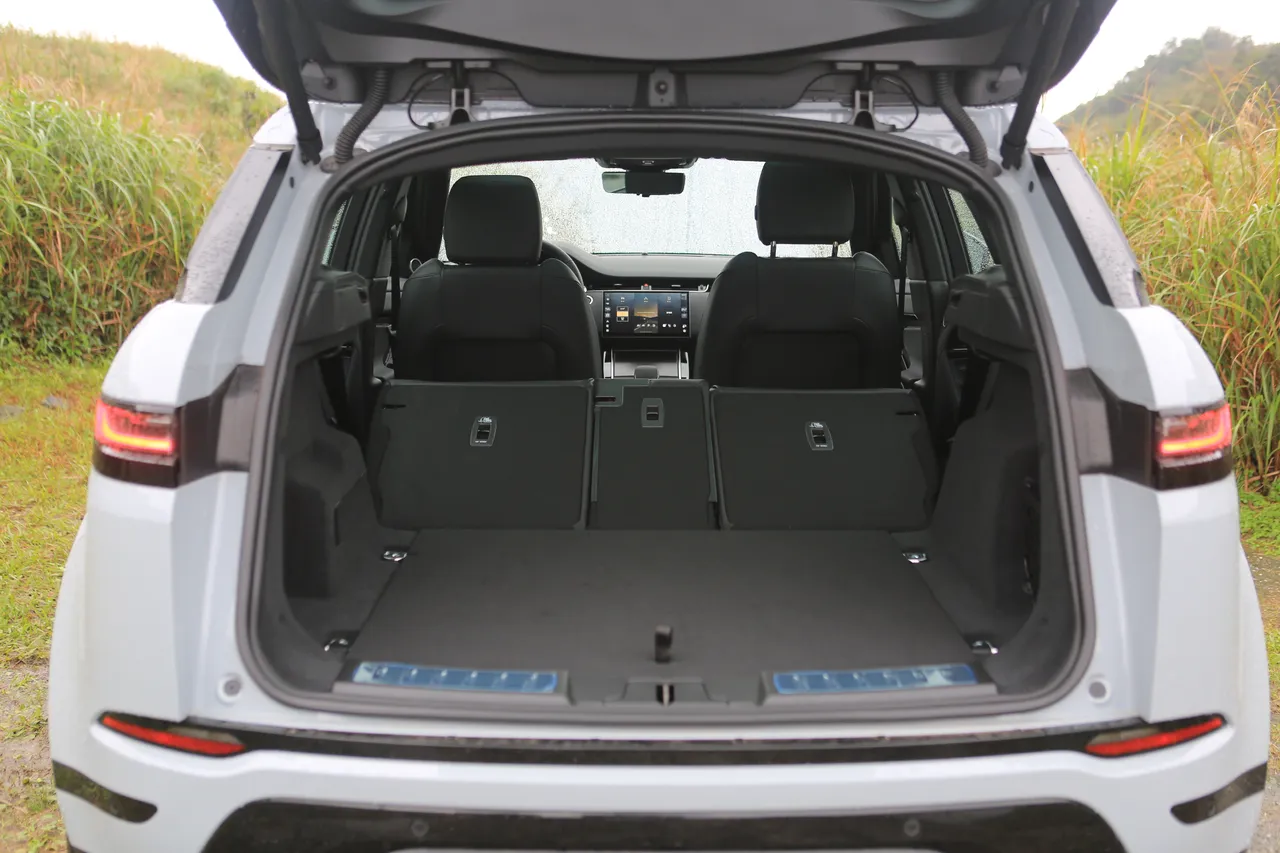 行李廂容量標準具備472公升，透過後座椅背4/2/4分離傾倒可擴充至最大1,383公升，兼具日常使用與長途收納需求的靈活實用性。林浩昇攝