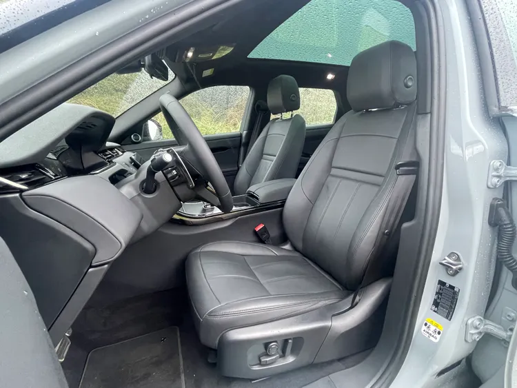 雙前座Grained Leather粒面真皮座椅以舒適為優先，乘坐感柔軟包覆，駕駛座12向、副駕駛座10向電動調整，兼顧支撐性與便利性。林浩昇攝