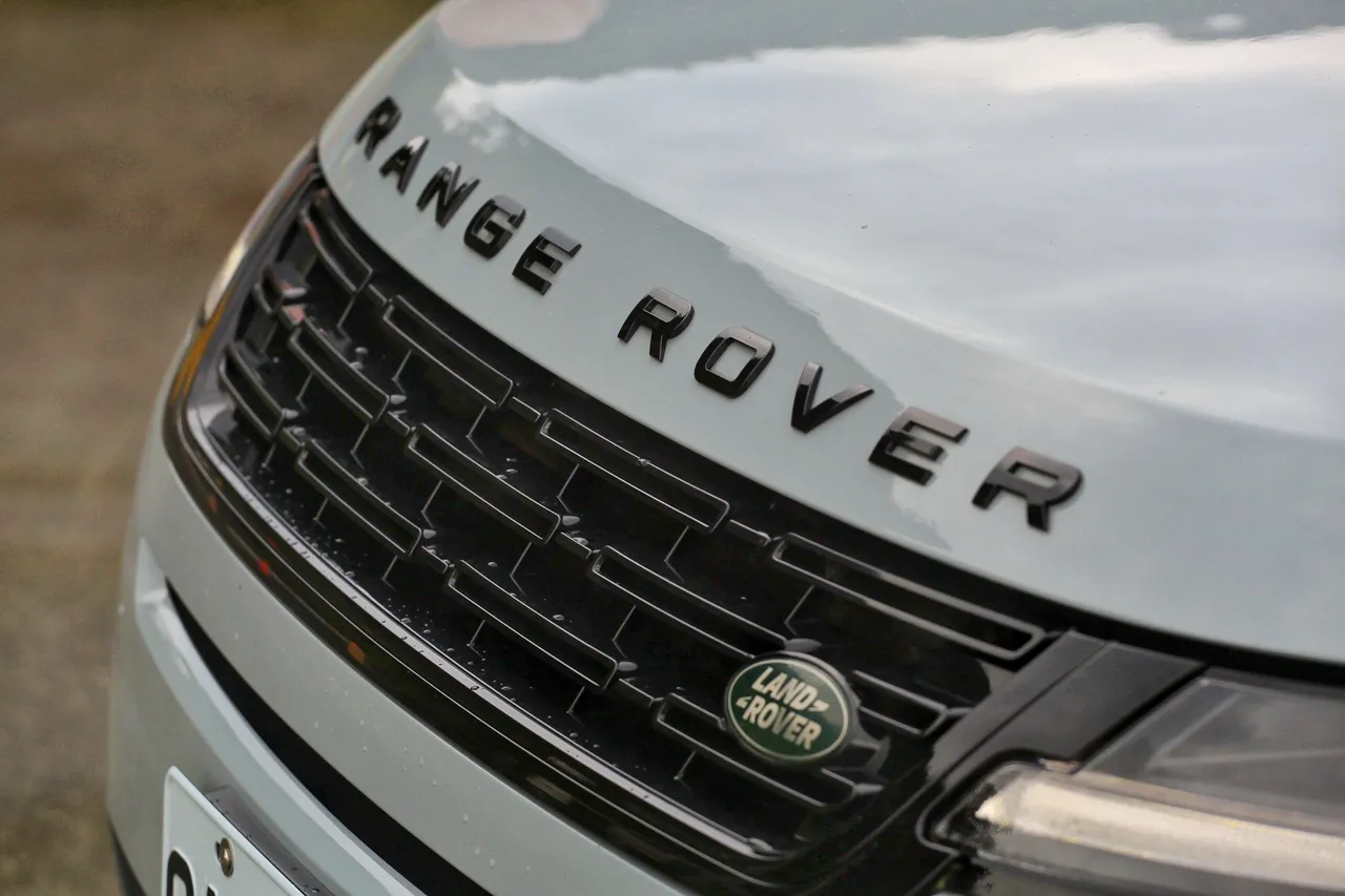 從前後品牌徽、水箱護罩，到前後保桿與車側飾板，Evoque P250 Dynamic SE都會魅影版皆以黑色元素重新詮釋，呈現俐落一致感，低調中帶出精緻品味。林浩昇攝