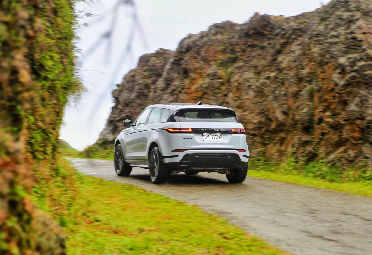 Evoque P250 Dynamic SE都會魅影版加速流暢、換檔自然平順，動力充沛卻偏向溫和，無論都會穿梭或輕度越野，都能以從容輕鬆的方式駕馭。林浩昇攝