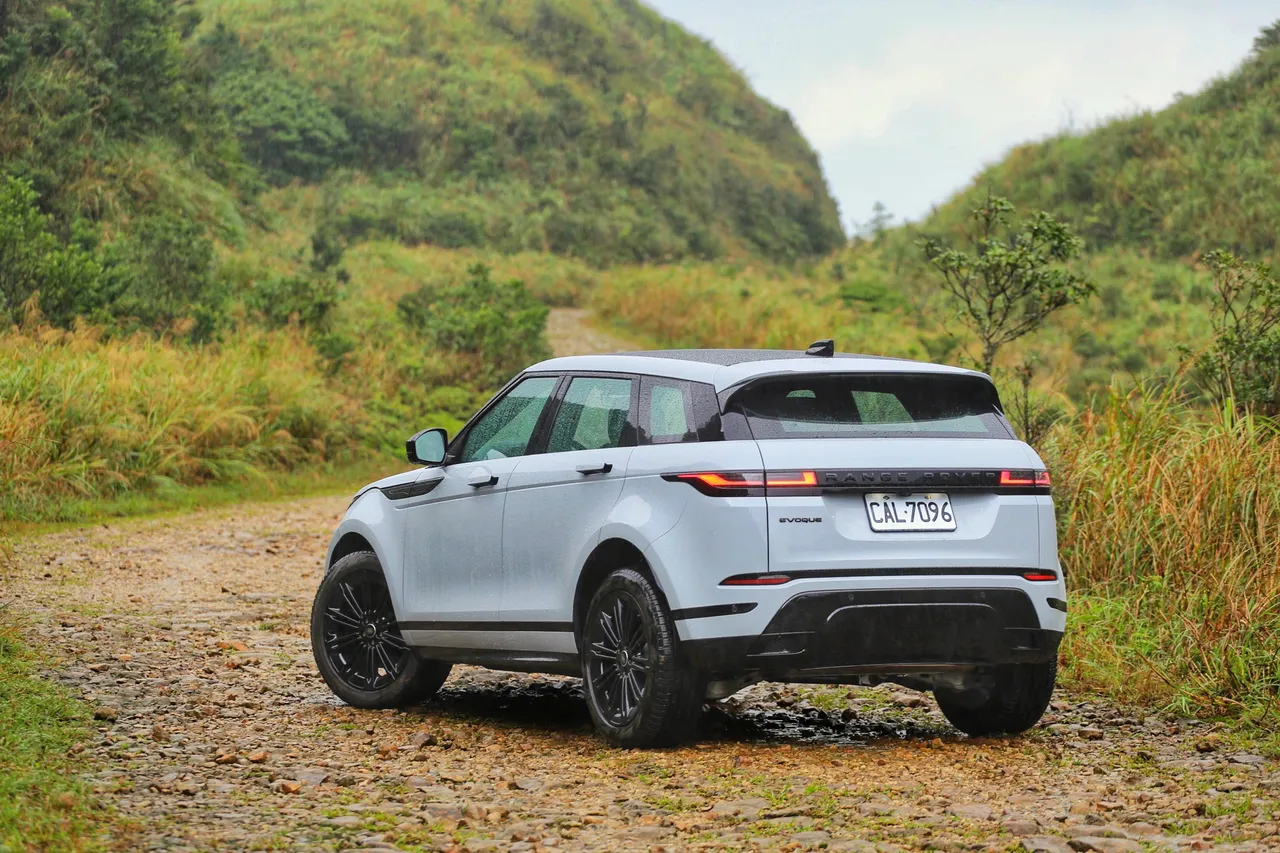 Evoque P250 Dynamic SE都會魅影版標誌性的三道車身線條，自車頭延伸至車尾，比例緊湊卻不失流動感，黑色套件勾勒出都會時尚姿態，兼具優雅與低調奢華。林浩昇攝