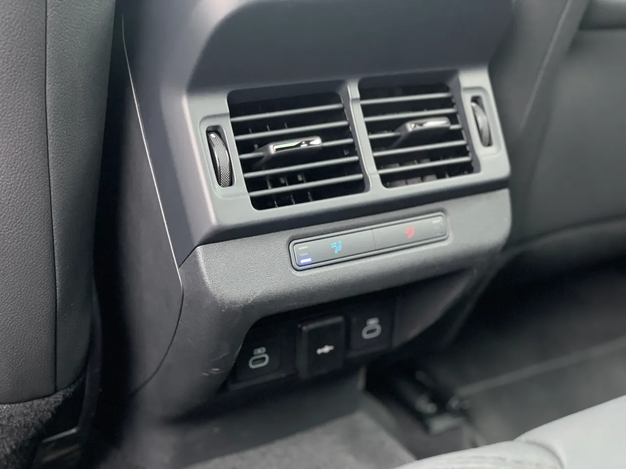 Evoque P250 Dynamic SE標配雙區恆溫空調，更擁有後座出風口、獨立溫控與進階負離子淨化功能，營造前後乘員皆享受的舒適車室環境。林浩昇攝