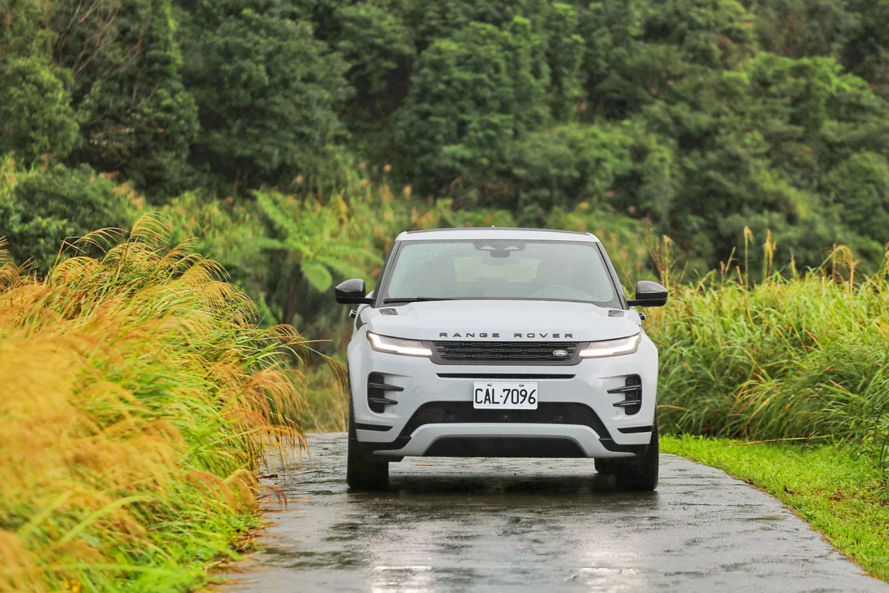 啟動Evoque引擎的瞬間，城市街景或郊野小徑都成了妳的舞台，每一次出發都充滿期待與自在。林浩昇攝