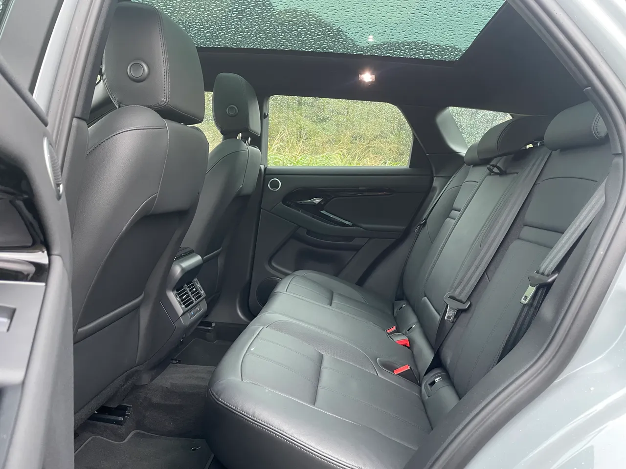 後排座椅膝部與頭部空間充裕，椅墊深度適中，整體包覆與支撐度優異，即使長途乘坐也能保持舒適與穩定感。林浩昇攝