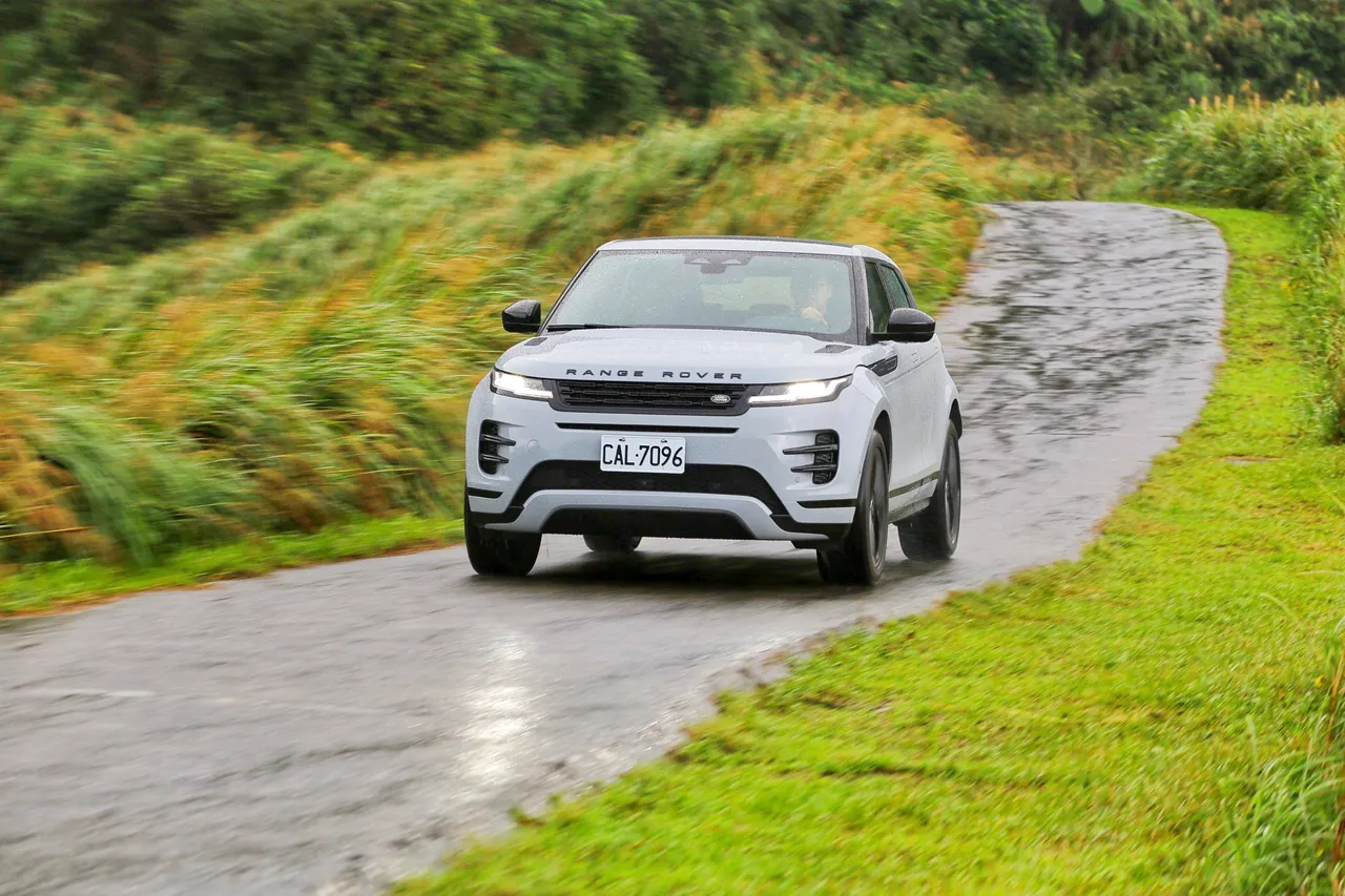 2.0升四缸渦輪引擎搭配48V輕油電系統，實際駕馭加速輕快、換檔順暢，調性偏向舒適，適合都會穿梭與輕度越野使用。林浩昇攝