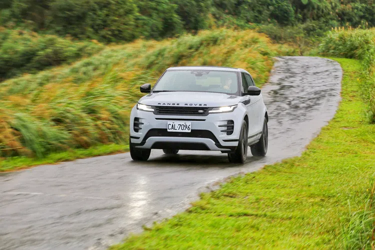 2.0升四缸渦輪引擎搭配48V輕油電系統，實際駕馭加速輕快、換檔順暢，調性偏向舒適，適合都會穿梭與輕度越野使用。林浩昇攝