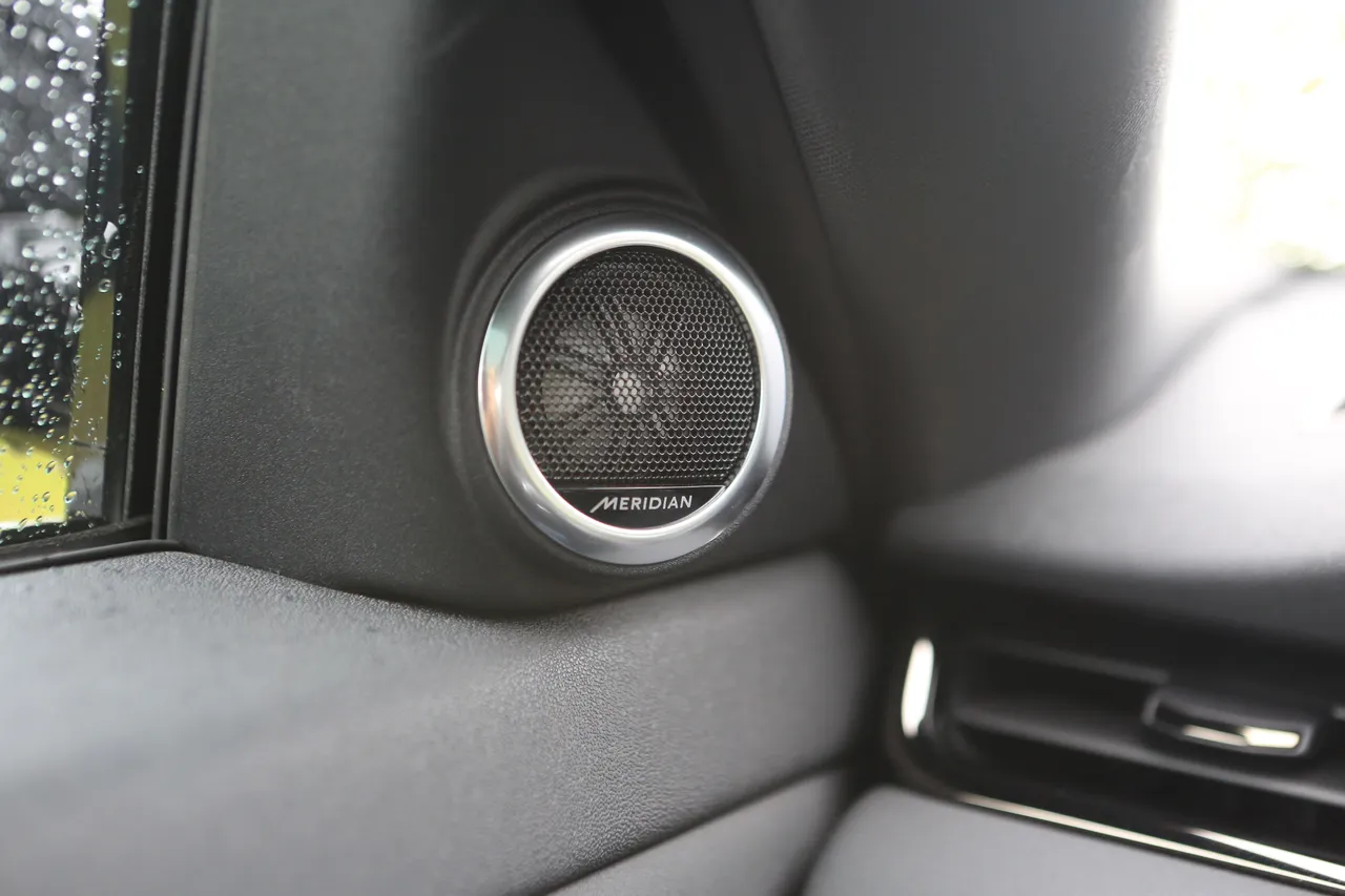 Evoque P250 Dynamic SE都會魅影版配備12支喇叭、400W Meridian音響系統，音場寬廣細膩，無論前後排乘員都能享受身歷其境的高品質聆聽體驗。林浩昇攝