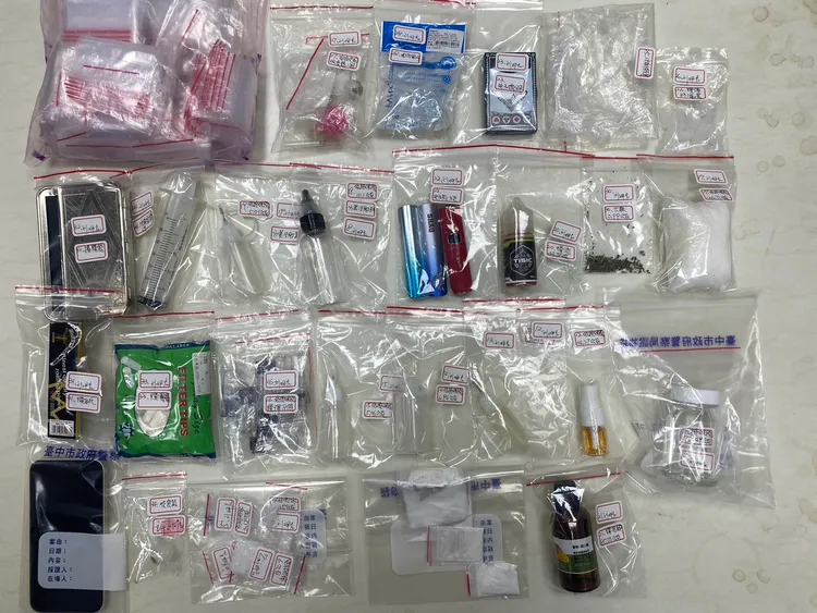 警方查扣證物。民眾提供