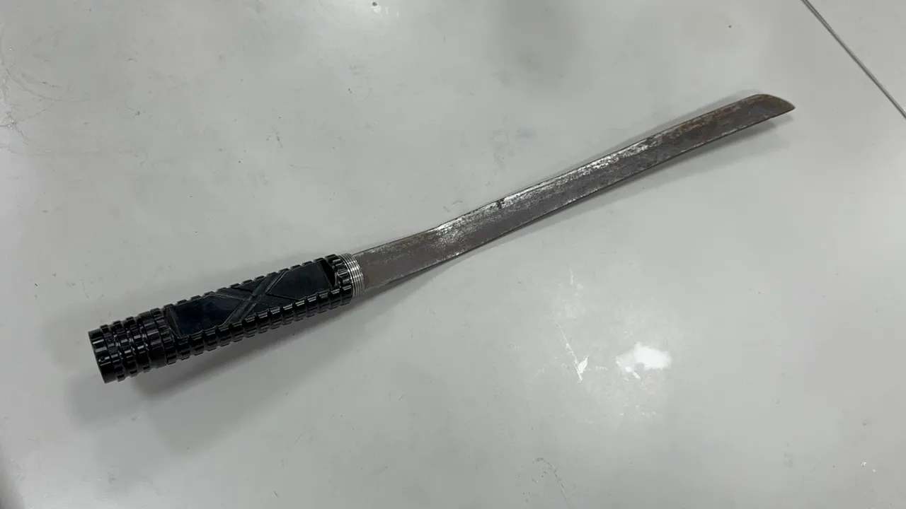 林男犯案兇器。翻攝畫面