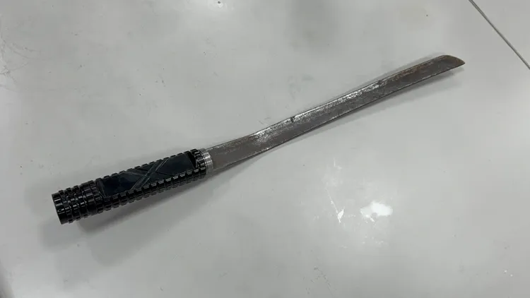 林男犯案兇器。翻攝畫面