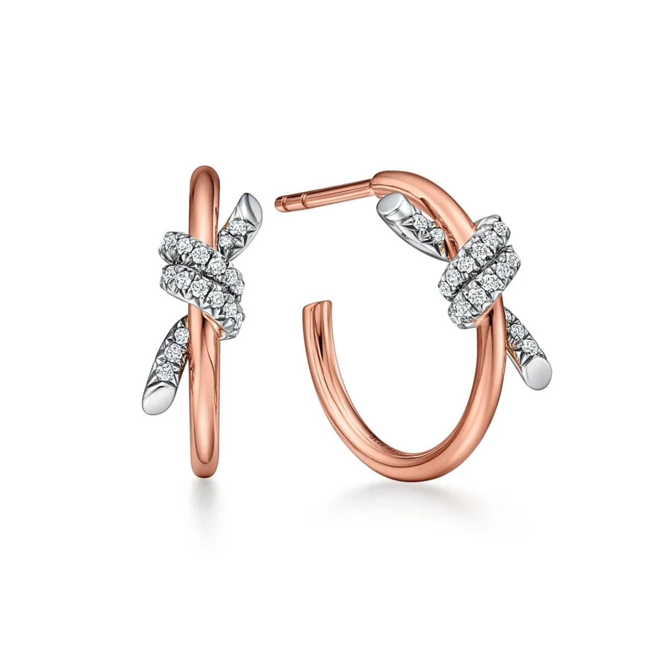 Tiffany Knot 18K玫瑰金與鉑金鑲嵌鑽石圈形耳環，22萬3000元。品牌提供