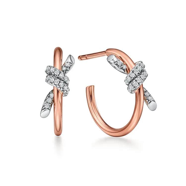 Tiffany Knot 18K玫瑰金與鉑金鑲嵌鑽石圈形耳環，22萬3000元。品牌提供
