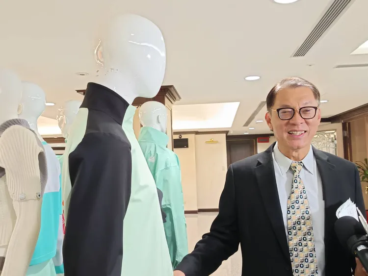 台美關稅降至15%，台灣區絲織工業同業公會理事長郭正沛今表示，閱稅降到15%後在報價及成本方面是更有利的。許麗珍攝