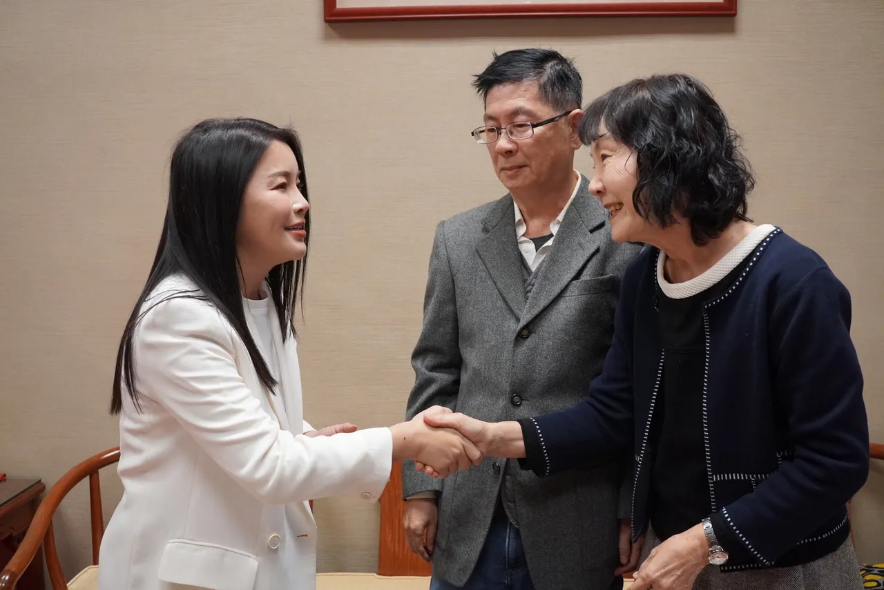 立法院長韓國瑜今與國民黨立委張嘉郡，於立院接見滯留阿布達比返台的雲林陳姓夫婦。張嘉郡辦公室提供