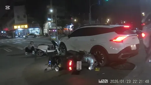 畫面曝光！台中27歲女駕駛深夜闖紅燈　2機車同遭擊落釀2傷